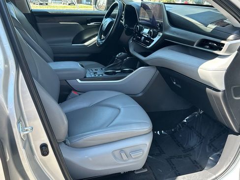 Used 2023 Toyota Highlander XLE image 10
