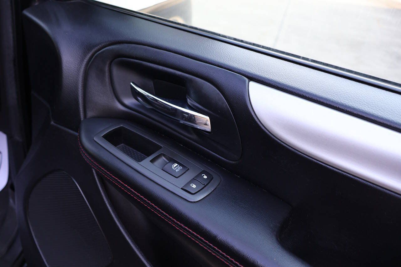 Used 2014 Dodge Grand Caravan R/T w/ Driver Convenience Group FWD image 19