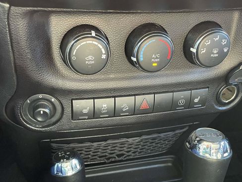 Used 2017 Jeep Wrangler Unlimited Sahara w/ Connectivity Group AWD/4WD image 37