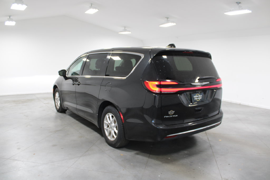 Used 2024 Chrysler Pacifica Touring-L FWD image 7