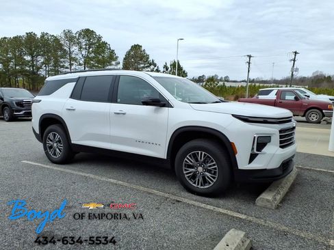 Used 2026 Chevrolet Traverse LT w/ Driver Confidence Package image 1