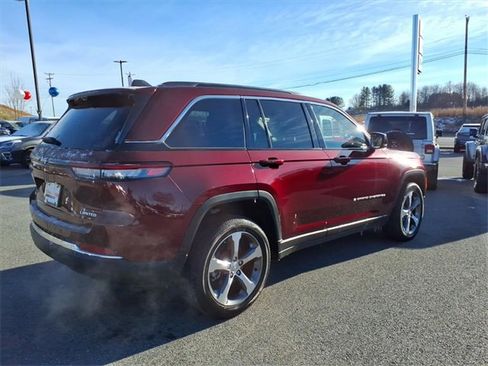 Used 2025 Jeep Grand Cherokee Limited w/ Luxury Tech Group II image 4