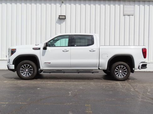 Used 2023 GMC Sierra 1500 AT4 w/ Technology Package AWD/4WD image 17