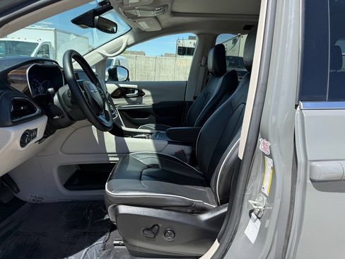 Used 2023 Chrysler Pacifica Limited FWD image 16