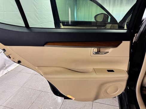 Used 2013 Lexus ES 300h image 16