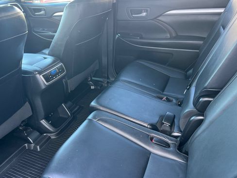 Used 2018 Toyota Highlander XLE AWD/4WD image 9