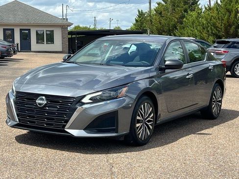 Used 2024 Nissan Altima 2.5 SV image 2