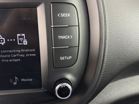 Used 2025 Kia Soul LX w/ LX Technology Package FWD image 18