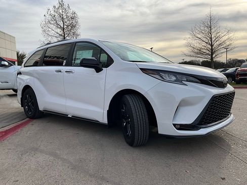 New 2026 Toyota Sienna XSE image 5