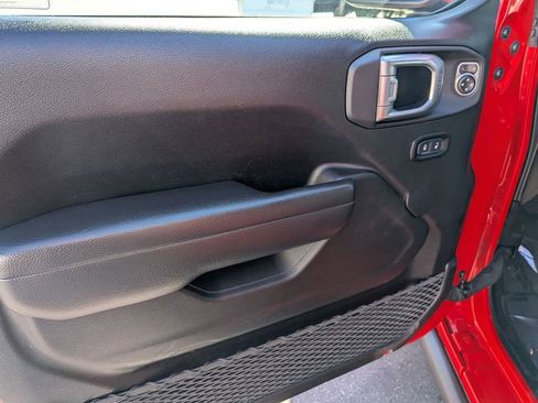 Used 2025 Jeep Wrangler Rubicon w/ Convenience Group image 11