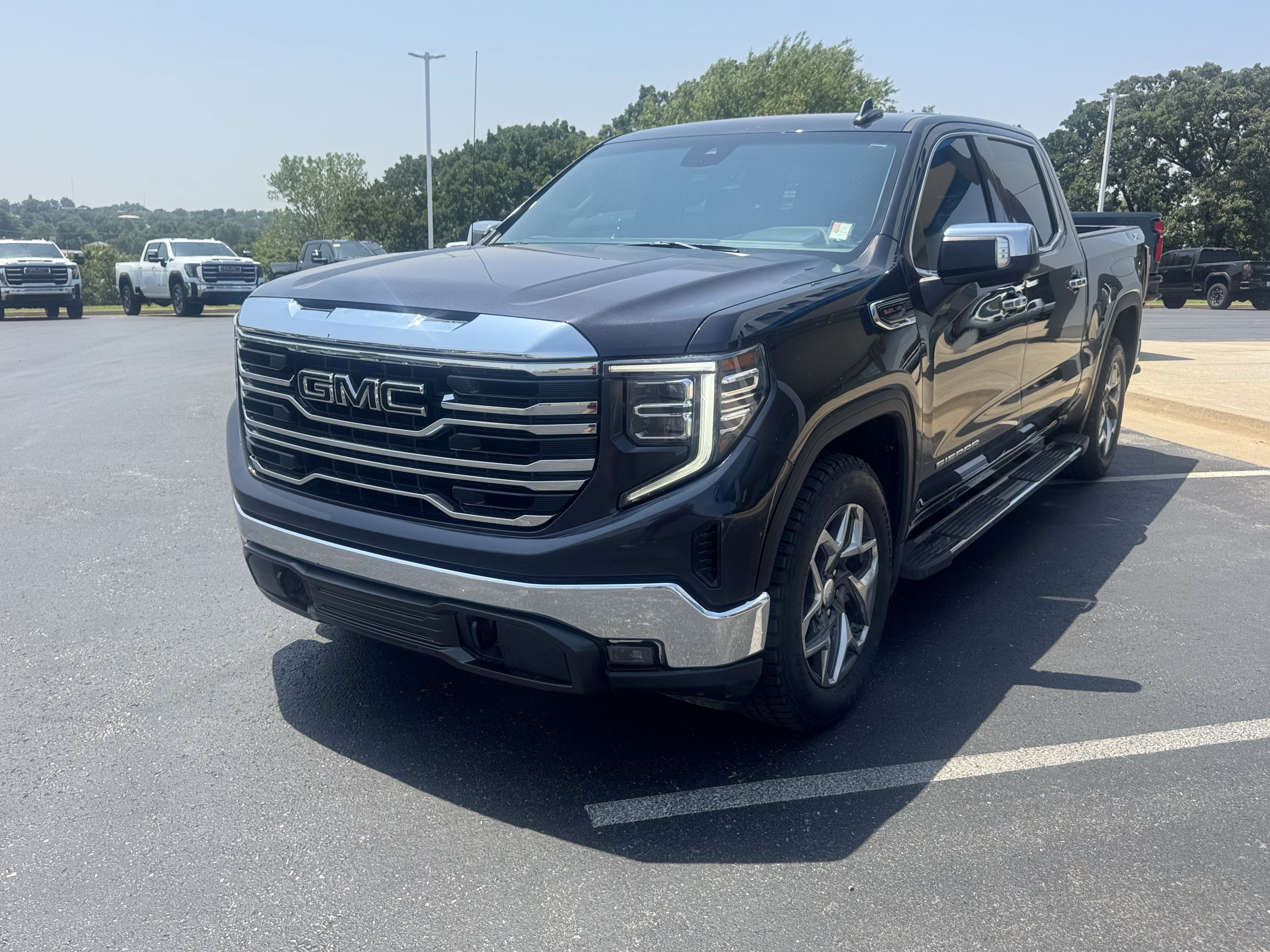 Used 2023 GMC Sierra 1500 SLT w/ SLT Premium Package AWD/4WD image 2