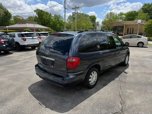 Used 2007 Chrysler Town & Country Limited FWD image 6