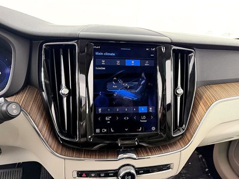 Used 2022 Volvo XC60 B5 Momentum image 30