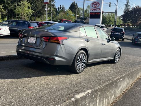 Used 2025 Nissan Altima 2.5 SV FWD image 8