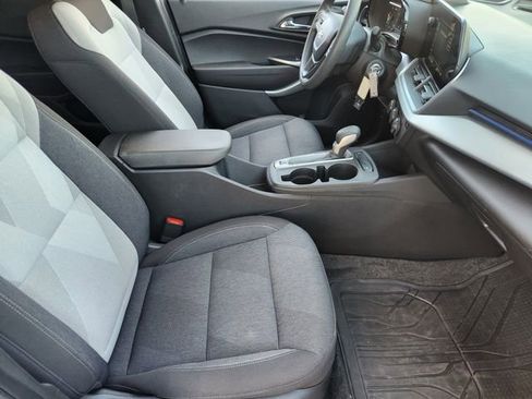 Used 2024 Chevrolet Trax LS w/ LS Convenience Package image 10