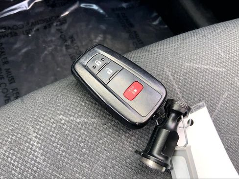 Used 2025 Toyota RAV4 XLE FWD image 14