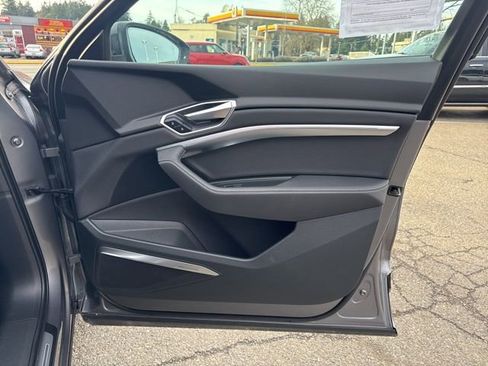Used 2019 Audi e-tron Premium Plus image 23