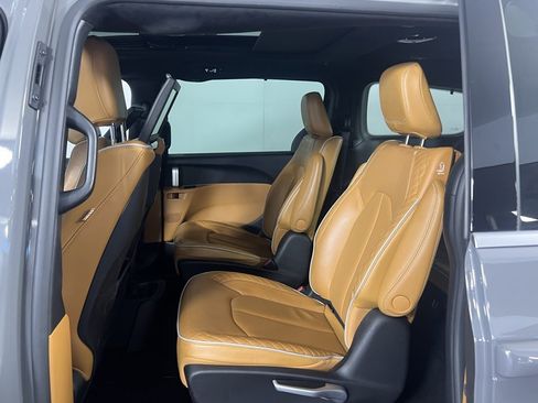 Used 2023 Chrysler Pacifica Pinnacle image 28