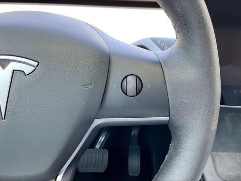 Used 2022 Tesla Model Y Long Range AWD/4WD image 31