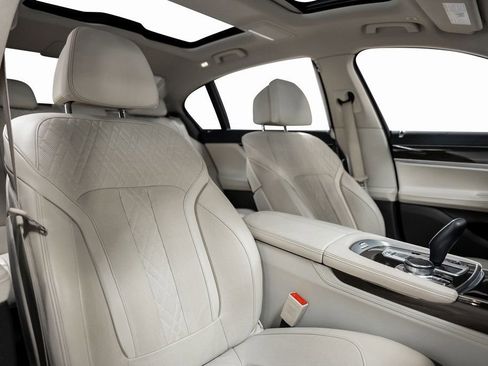 Used 2020 BMW 740i w/ Premium Package image 31