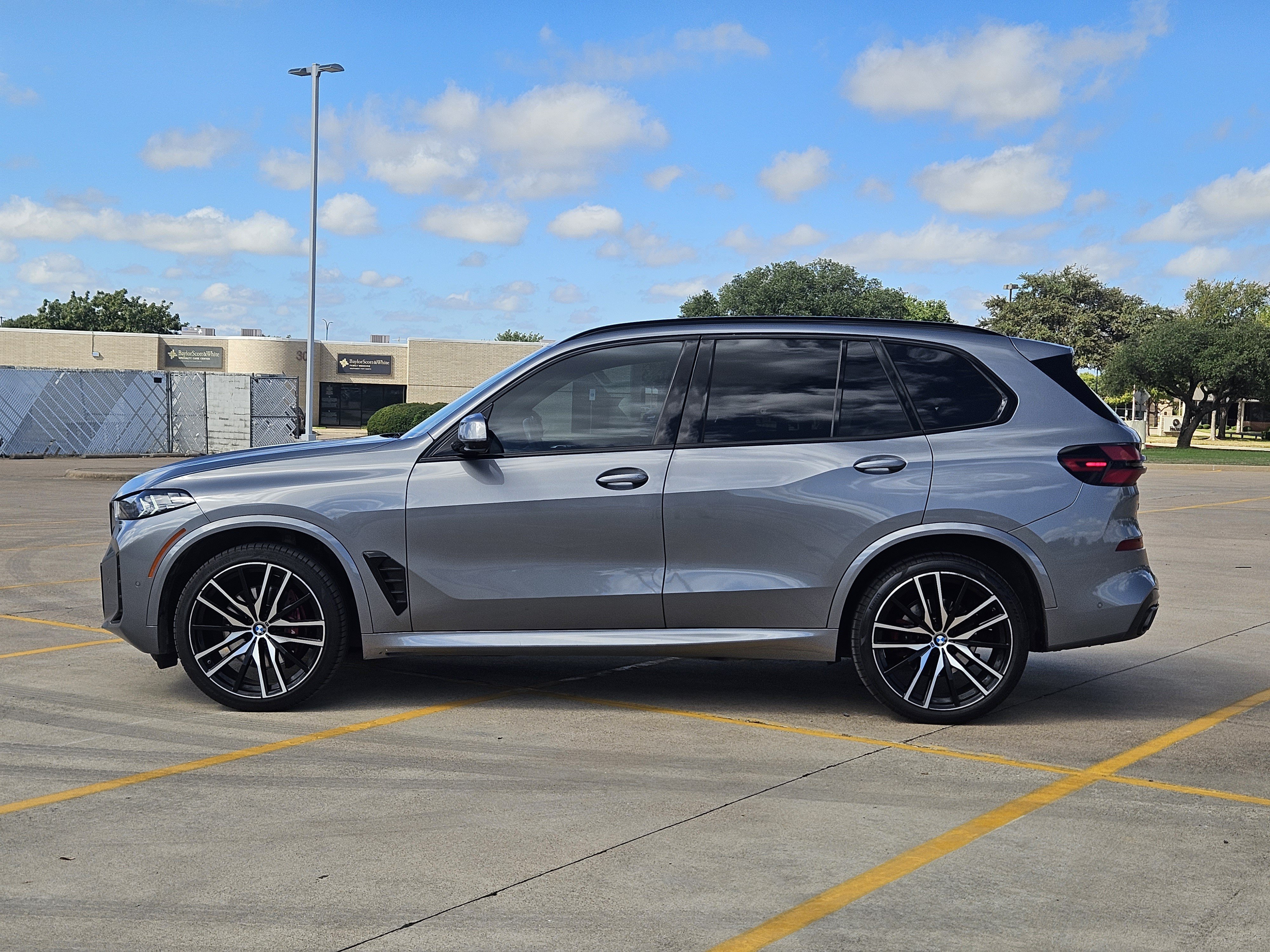 Used 2024 BMW X5 xDrive40i w/ M Sport Package AWD/4WD image 3