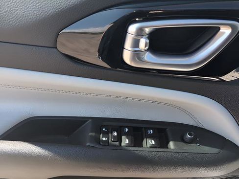 Certified 2024 Jeep Compass Limited image 9