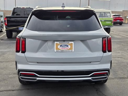 Used 2023 Kia Sorento EX w/ Panoramic Sunroof Package image 5