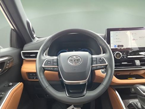 Used 2024 Toyota Highlander Platinum image 12