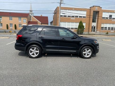 Used 2017 Ford Explorer XLT w/ Equipment Group 202A image 4
