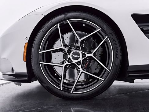 Used 2025 Aston Martin Vanquish RWD image 3