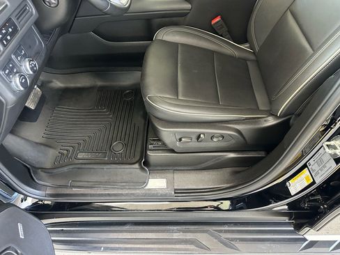 Used 2024 GMC Yukon XL SLT w/ SLT Luxury Package image 16