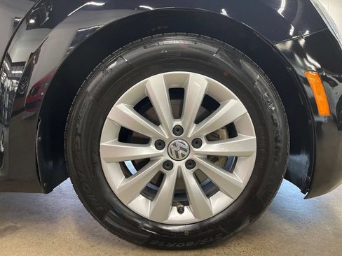 Used 2019 Volkswagen Beetle 2.0T S FWD image 27