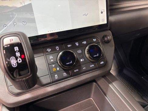 New 2026 Land Rover Defender 110 OCTA AWD/4WD image 15