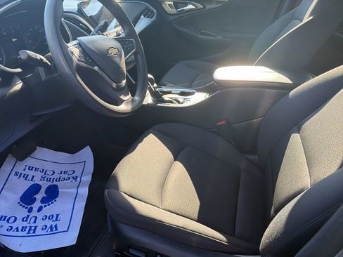 Used 2025 Chevrolet Malibu LT image 2