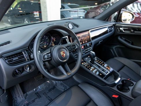 Certified 2025 Porsche Macan image 4