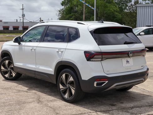 Used 2025 Volkswagen Taos SE AWD/4WD image 2
