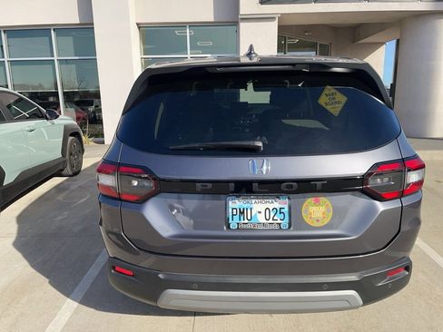 Used 2025 Honda Pilot EX-L image 3