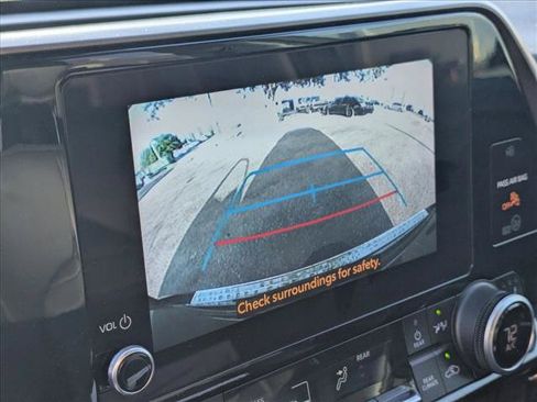 Used 2024 Toyota Highlander XLE AWD/4WD image 10
