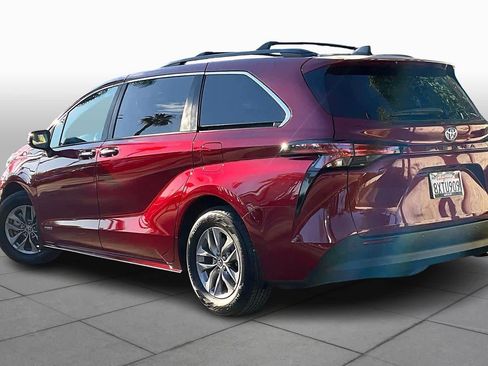 Used 2021 Toyota Sienna XLE image 12