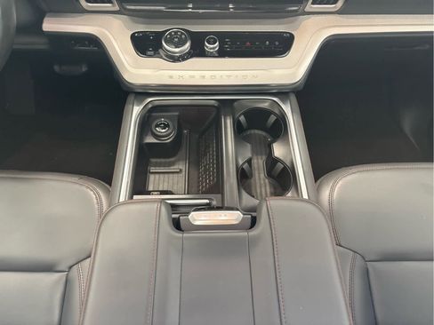 Used 2025 Ford Expedition Active AWD/4WD image 12