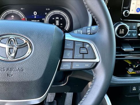 Used 2025 Toyota Highlander XSE AWD/4WD image 25