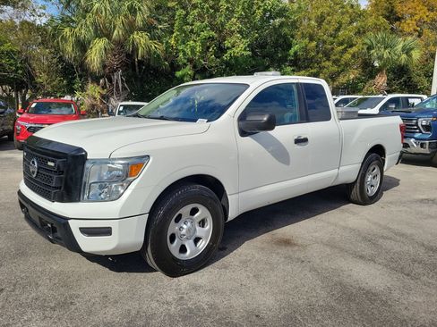 Used 2022 Nissan Titan S image 7