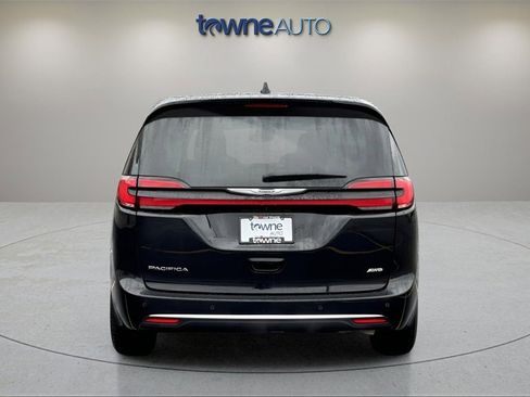 Used 2023 Chrysler Pacifica Touring-L image 4