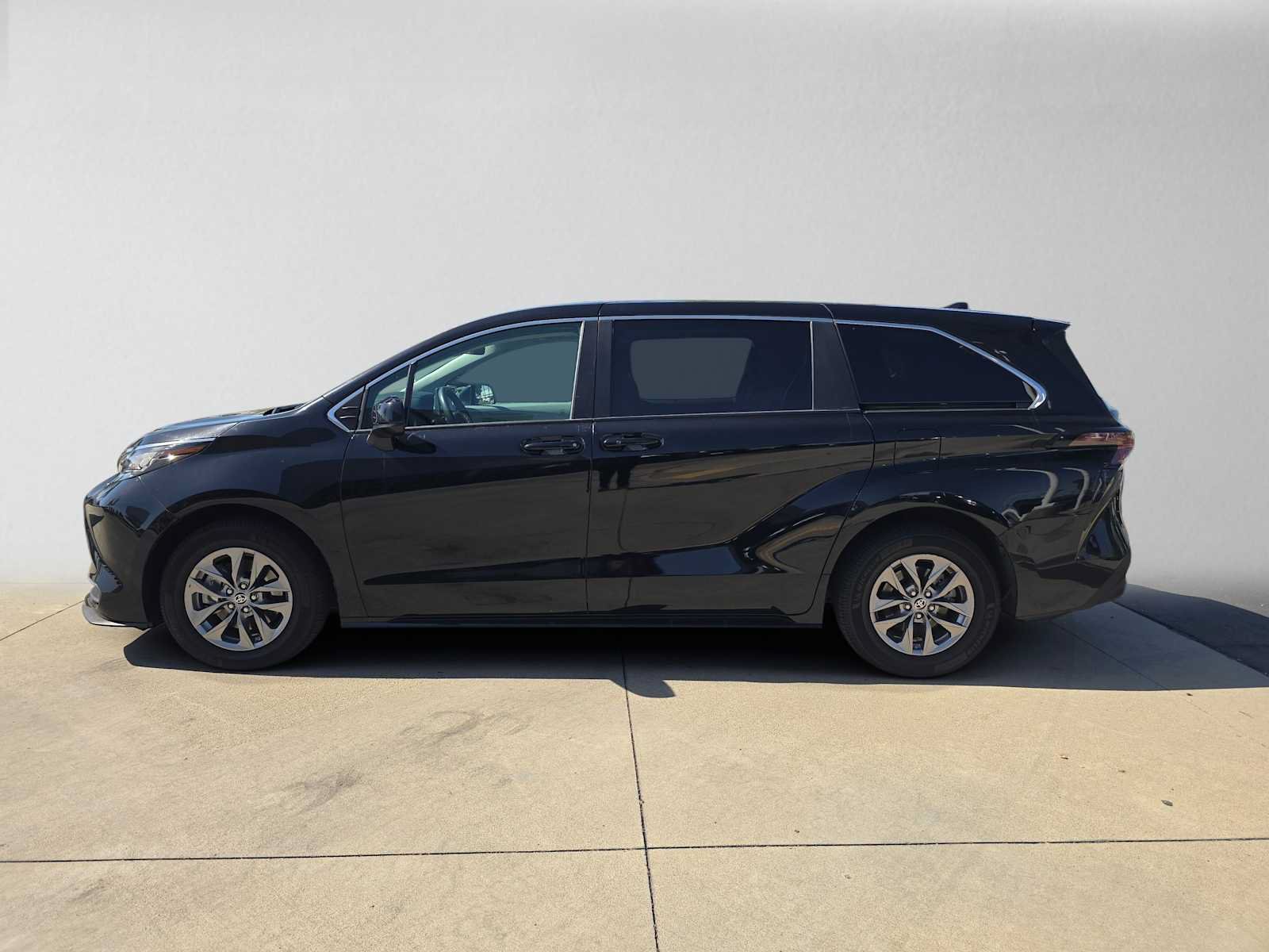 Certified 2023 Toyota Sienna LE FWD image 6