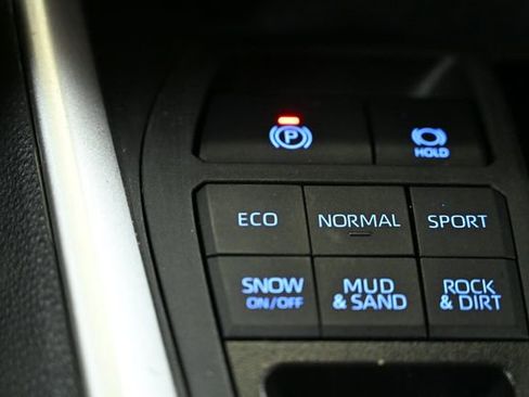 Used 2022 Toyota RAV4 LE image 24