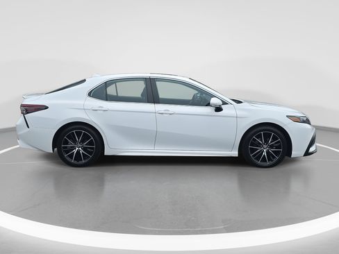 Used 2021 Toyota Camry SE image 4