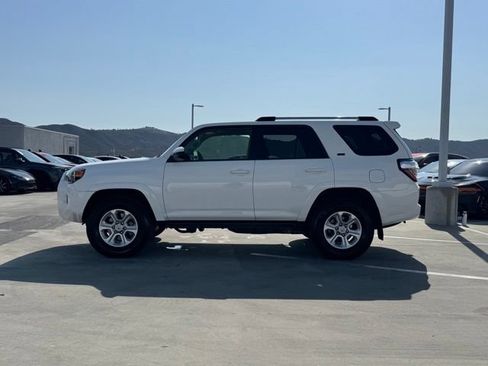 Used 2020 Toyota 4Runner SR5 AWD/4WD image 17