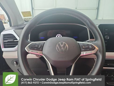 Used 2025 Volkswagen Taos SE AWD/4WD image 21