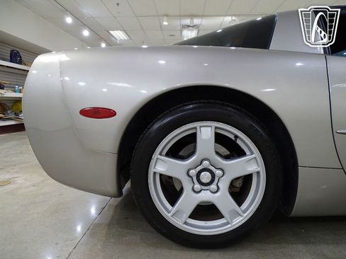 Used 1998 Chevrolet Corvette Coupe w/ Roof Pkg image 33