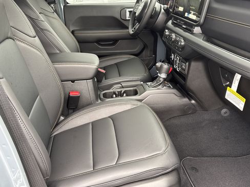 New 2025 Jeep Gladiator High Tide image 13